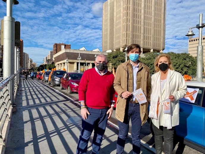 El vicesecretario de Comunicación del PP, Pablo Montesinos, junto a la diputada Carolina España y el diputado provincial Manuel Marmolejo