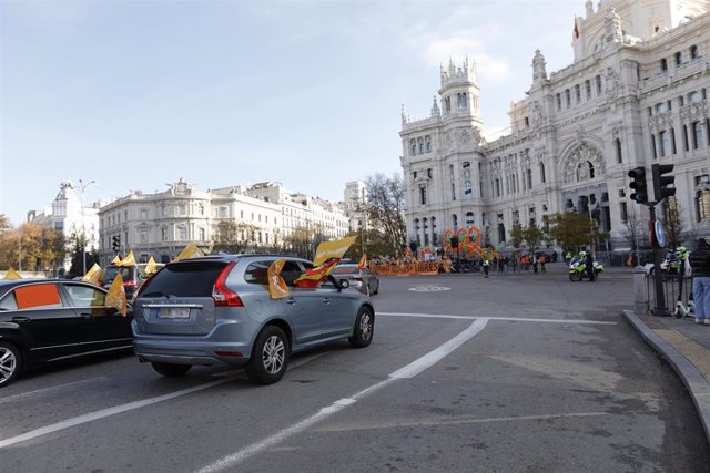Varios coches circulan por la Plaza de Cibeles durante la manifestación contra la reforma educativa conocida como Ley Celaá, en Madrid