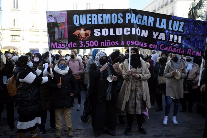 Vecinas de Cañada Real con pancartas reivindicativas durante una manifestación ante la sede del Gobierno regional. Archivo.