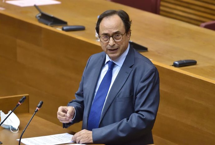 El conseller de Hacienda, Vicent Soler, interviene en la Comisión de Asuntos Europeos de Les Corts