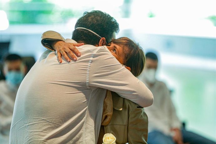 Una pareja se abraza durante la celebración de su boda. 