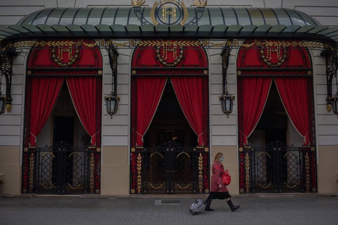 Una dona camina enfront de l'Hotel Palace a Barcelona. Foto d'arxiu. 