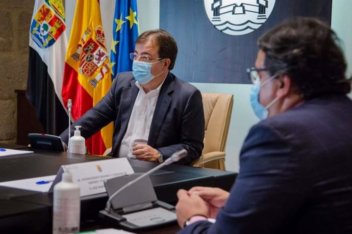 El presidente de la Junta, Guillermo Fernández Vara, y el vicepresidente segundo y consejero de Sanidad, José María Vergeles, en una imagen de archivo