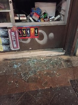 Escaparate roto en Granada por un joven detenido posteriormente