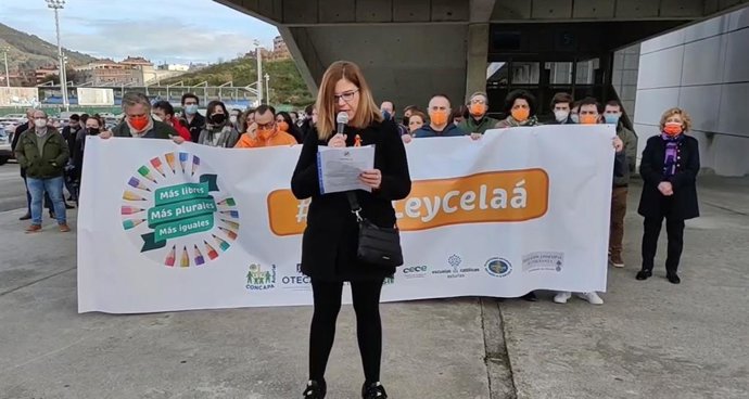 Lectura del manifiesto contra la Ley Celaá en Oviedo.