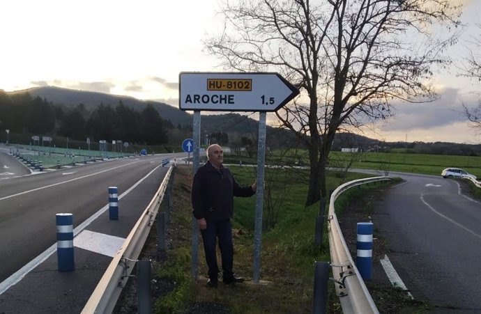 Paulino Sosa, portavoz de Cs en Aroche, en el cruce de la N-433 con HU-8102.