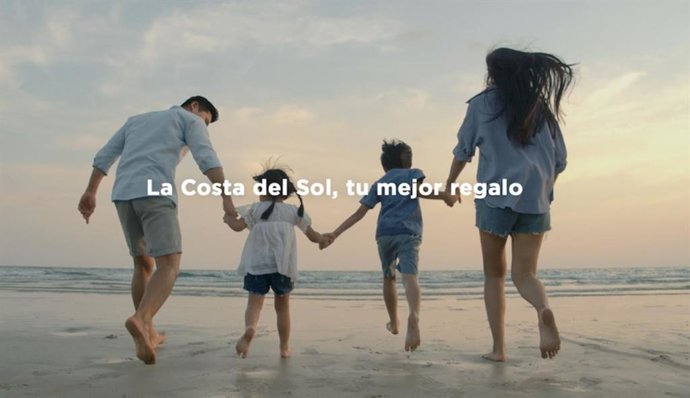 Costa del Sol, tu mejor regalo. Fotograma de la campaña de Navidad de Turismo Costa del Sol