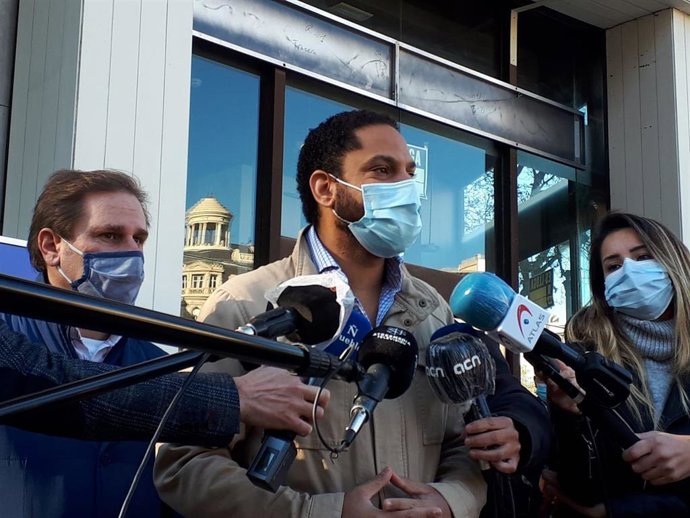 El diputado de Vox en el Congreso Ignacio Garriga antes de participar en la manifestación contra la 'Ley Celaá' de la Asamblea por una Escuela Bilingüe (AEB).