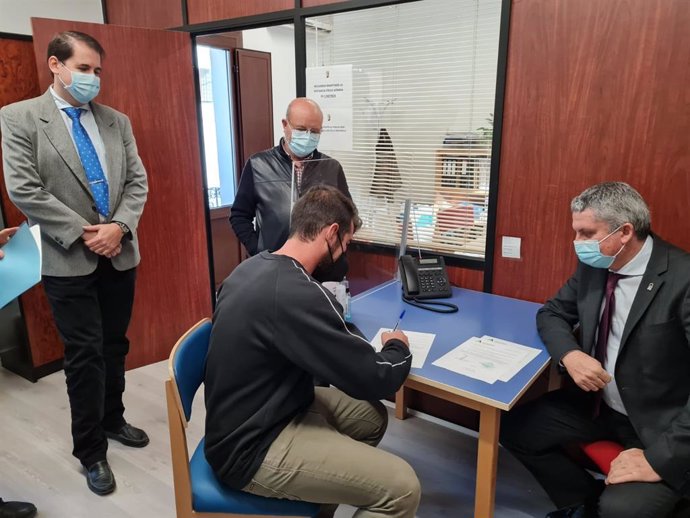 El delegado de Salud y Familias en Almería, Juan de la Cruz Belmonte Mena, ha visitado las obras que se están ejecutando en los centros de salud de Serón y de Albox