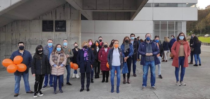 Miembros del PP en la manifestación convocada por Más Plurales contra la Ley Celaá.