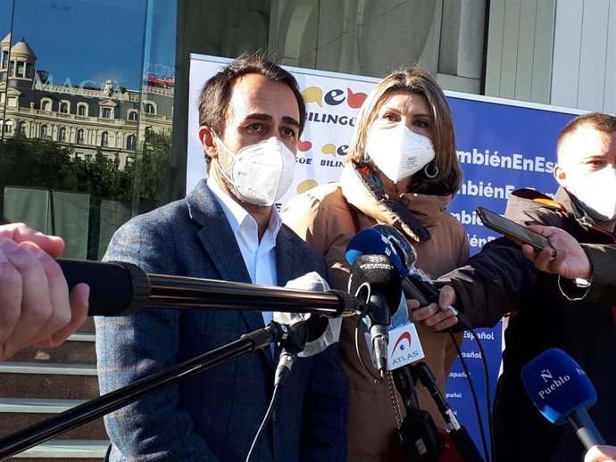 El Portavoz Del PP En El Ayuntamiento De Barcelona, Óscar Ramírez, Y La Diputada En El Congreso María De Los Llanos De Luna.