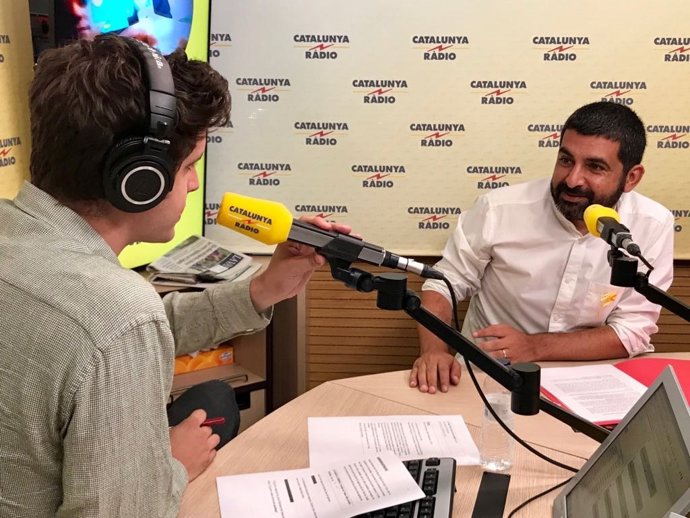 El conseller de Treball, Assumptes Socials i Famílies, Chakir   El Homrani, ha celebrat aquest diumenge l'augment de voluntaris en La Marató de Tv3 i Catalunya Rdio.