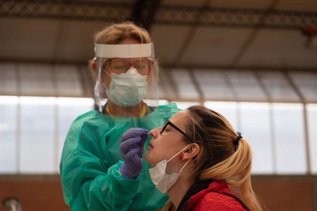 Sanitarios trabajando durante las pruebas de cribado de covid-19 con test de antígenos en el pabellón deportivo de 'El Paraguas'.