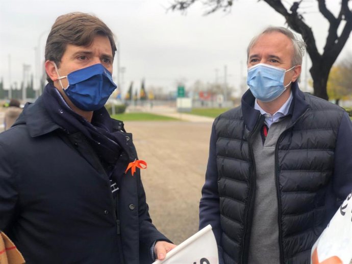 El presidente del PP Zaragoza, Ramón Celma, junto al alcalde de la capital aragonesa, Jorge Azcón, han participado en la manfestación contra la Ley Celaá