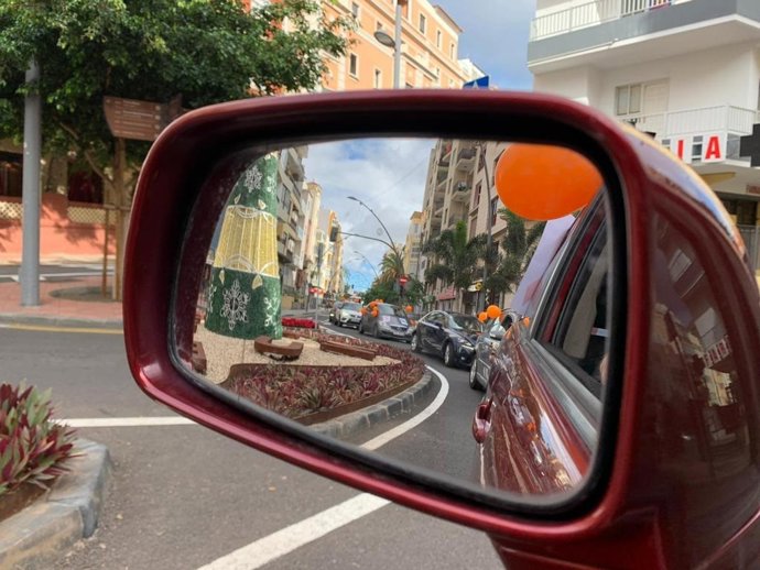 Las capitales canarias acogen las caravanas de coches para exigir la paralización de la nueva ley de Educación