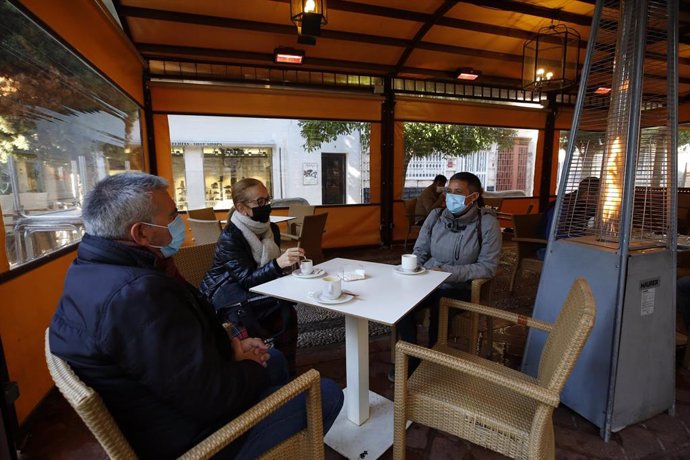 Clientes a primera hora de las mañana desayunando en bares de Granada