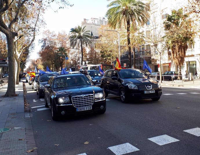 Manifestación con coches de la AEB en Barcelona contra la 'Ley Celaá' en su paso por la avenida Diagonal.