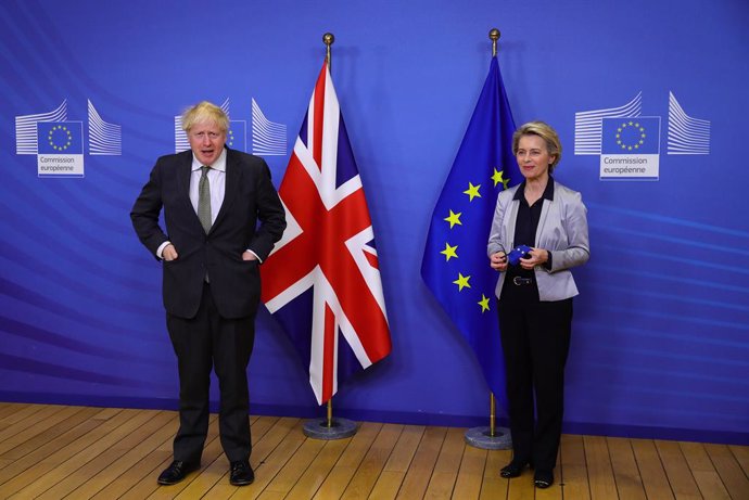 09 December 2020, Belgium, Brussels: UK Prime Minister Boris Johnson (L) and European Commission president Ursula von der Leyen pose for a picture ahead of their dinner meeting to discuss the Brexit issues. Photo: Aaron Chown/PA Wire/dpa