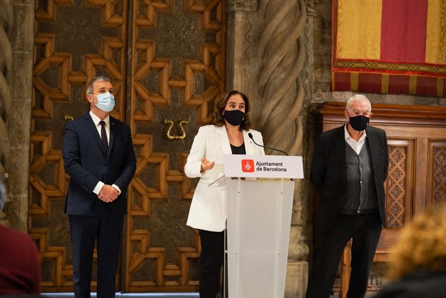 La alcaldesa Ada Colau, junto al primer teniente de alcalde, Jaume Collboni, y el líder de ERC en Barcelona, Ernest Maragall.