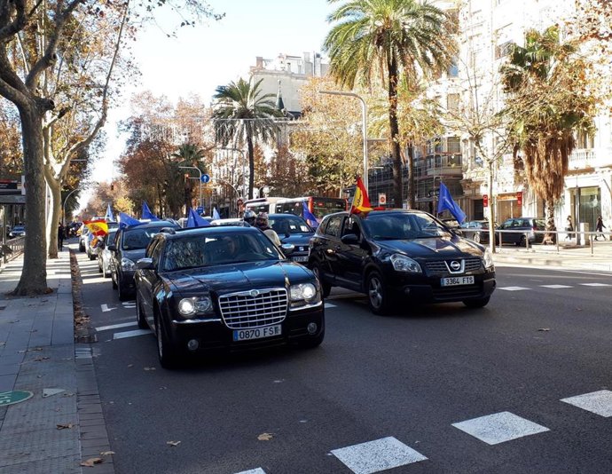 Manifestació amb cotxes de l'AEB a Barcelona contra la llei Celaá en el seu pas per l'avinguda Diagonal.