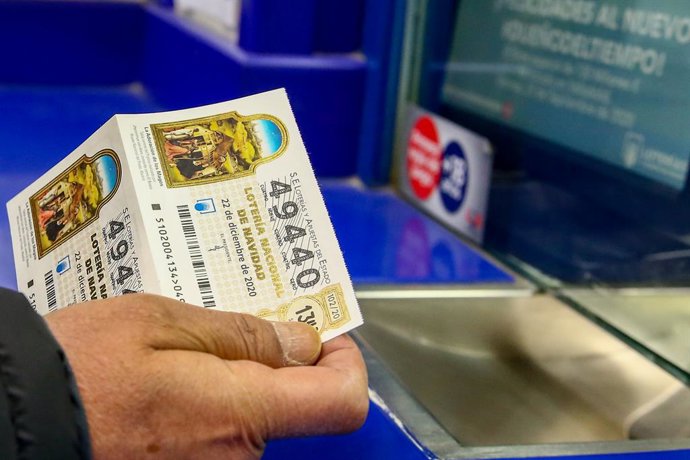 Una persona compra un dcim per a la rifa de Nadal 2020 a l'administració El Corbatín, a Madrid (Espanya), 4 de novembre del 2020.