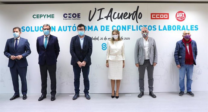 (E-D) El president de Cepime, Gerardo Cuevas; el president de CEOE, Antonio Garamendi; el secretari d'Estat d'Ocupació, Joaquín Pérez Rey; la ministra de Treball, Yolanda Díaz; el líder de CCOO, Unai Sordo; i el líder d'UGT, Pepe Álvarez.