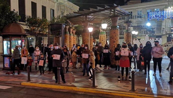 Cristianos protestan en Melilla por un expositor en el que se les asocia a "un arbolito en vez de a la cruz"