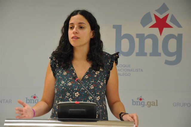 La diputada del BNG, Noa Presas, en una rueda de prensa en el Parlamento de Galicia