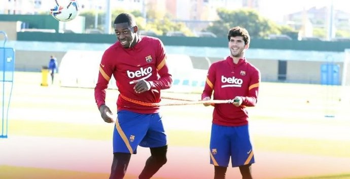 El davanter del FC Barcelona Ousmane Dembélé torna entrenar amb el grup