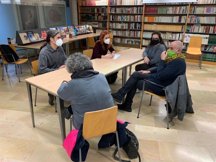 La líder dels comuns al Parlament i candidata a la Generalitat, Jéssica Albiach, en la reunió amb vens i representants locals de Lleida.