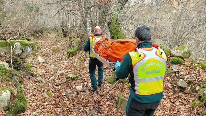 Efectivos de la Guardia Civil de Montaña trasladan el cuerpo sin vida de un hombre hallado en Somiedo.
