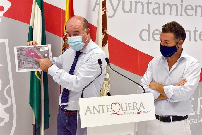 El alcalde de Antequera, Manuel Barón, en rueda de prensa, en una foto de archivo