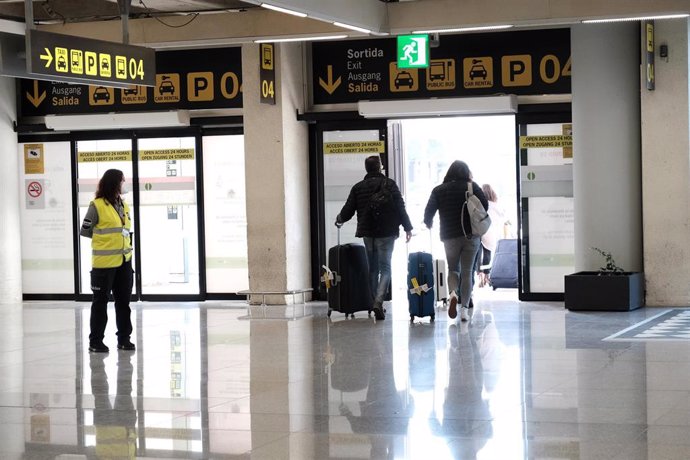 Varios viajeros salen del aeropuerto de Palma de Mallorca (Islas Baleares), a 20 de diciembre de 2020.