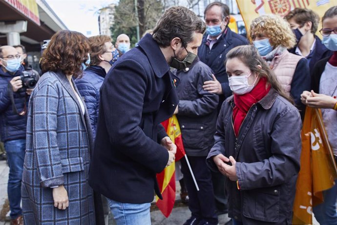 La presidenta de la Comunidad de Madrid, Isabel Díaz Ayuso, y presidente del PP, Pablo Casado, en una concentración contra la reforma educativa conocida como Ley Celaá. En Madrid (España), a 20 de diciembre de 2020.