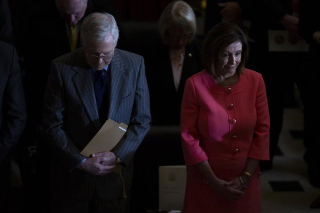 El líder de la mayoría republicana en el Senado estadounidense, Mitch McConnell, y la presidenta de la Cámara de Representantes, Nancy Pelosi.
