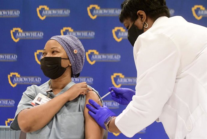 Personal médico de un hospital de California durante el primer proceso de vacunación contra la COVID-19 en EEUU.