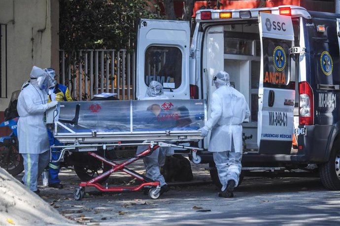 Traslado de un enfermo de coronavirus en Ciudad de México.