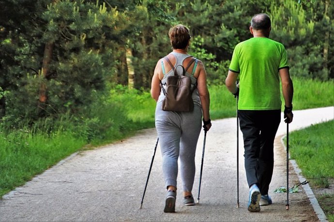 Personas mayores andando, ejercicio. Ponerse en forma.