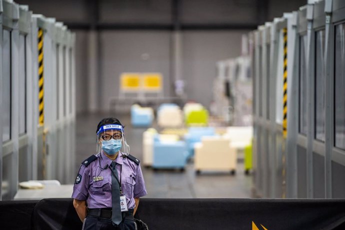 02 December 2020, China, Hong kong: A security guard wearing a face shield stands at the Covid-19 community treatment facility. Photo: Geovien So/SOPA Images via ZUMA Wire/dpa