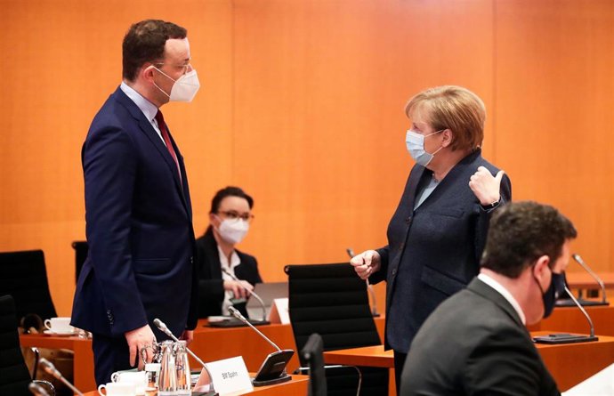 El ministro de Sanidad de Alemania, Jens Spahn, charla con Angela Merkel antes de una reunión del Gobierno
