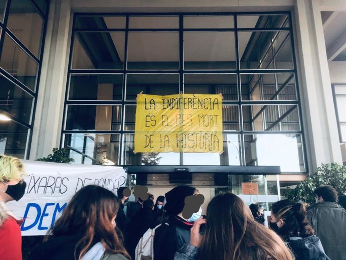 Estudiantes ocupan el rectorado de la Universitat Autnoma de Barcelona (UAB), en el municipio de Cerdanyola del Valls (Barcelona), este lunes 21 de diciembre por la mañana.