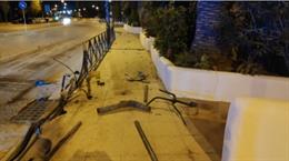 Uno de los conductores denunciados ha impactado contra una valla delimitadora, causando daños materiales.