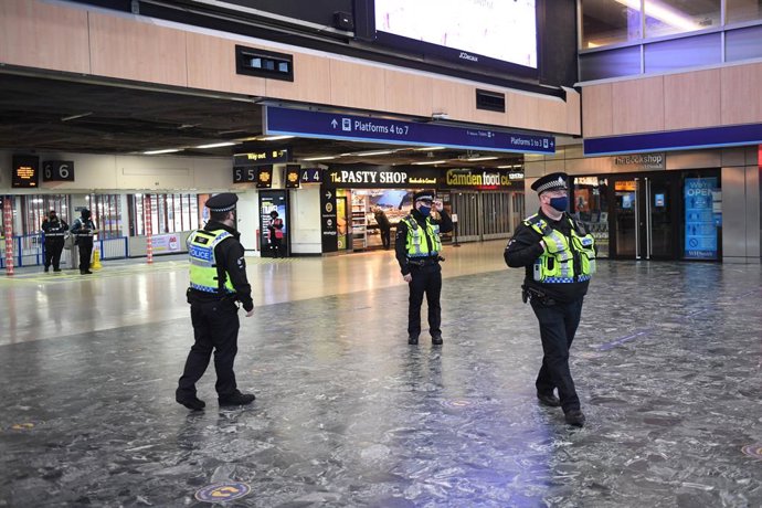 Policías en una estación de Londres