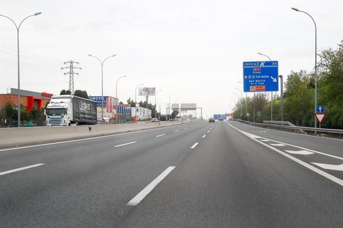 Carretera con pocos vehículos debido a la pandemia.
