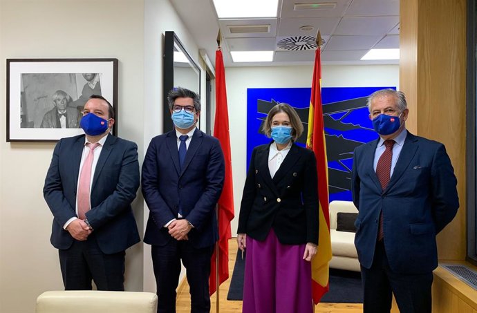 Marta Rivera de la Cruz con representantes de Avalmadrid