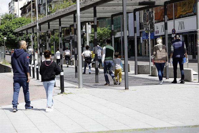 Transeúntes disfrutan de una mañana en el centro de la capital.
