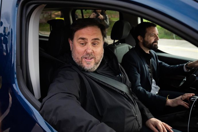 El líder de ERC, Oriol Junqueras, condenado a 13 años de cárcel por sedición y malversación en la sentencia del 'procés', se monta en el coche para salir del Centro Penitenciario Lledoners (en el que lleva preso 853 días) desde dónde se desplazará hasta