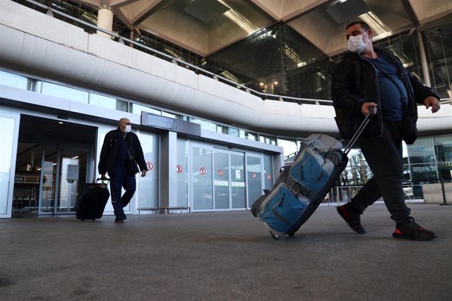 Varios turistas de diferentes países a la llegada del aeropuerto de Málaga, tras pasar el control de aduanas de dicho aeropuerto donde es imprescindible una prueba de PCR negativo impuesto por el Gobierno de España, para poder entrar en la localidad. Mála