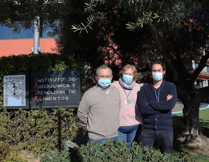 Grupo de investigación Estructura y Función de Enzimas del IATA, de izquierda a derecha: Julio Polaina Molina, Paloma Sánchez Torres y David Talens Perales.