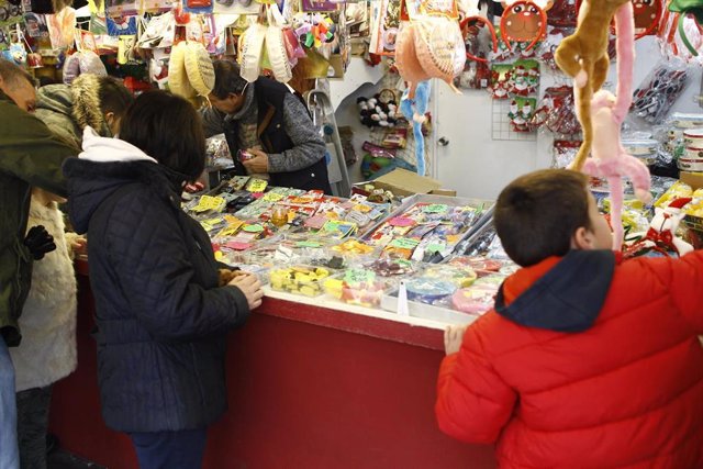 Un niño en un puesto navideño